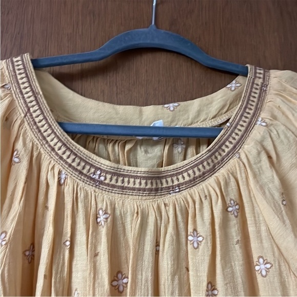 Mine size large lightweight short puffed sleeve yellow with gold stitch blouse - Picture 3 of 8